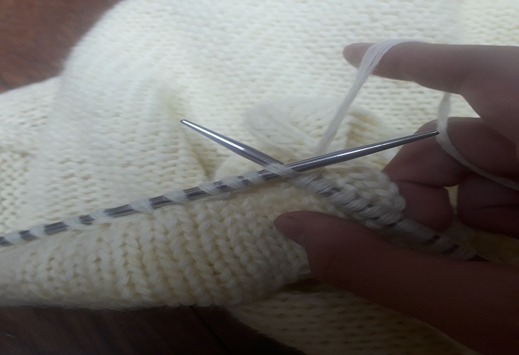 뜨개질 하는 모습
